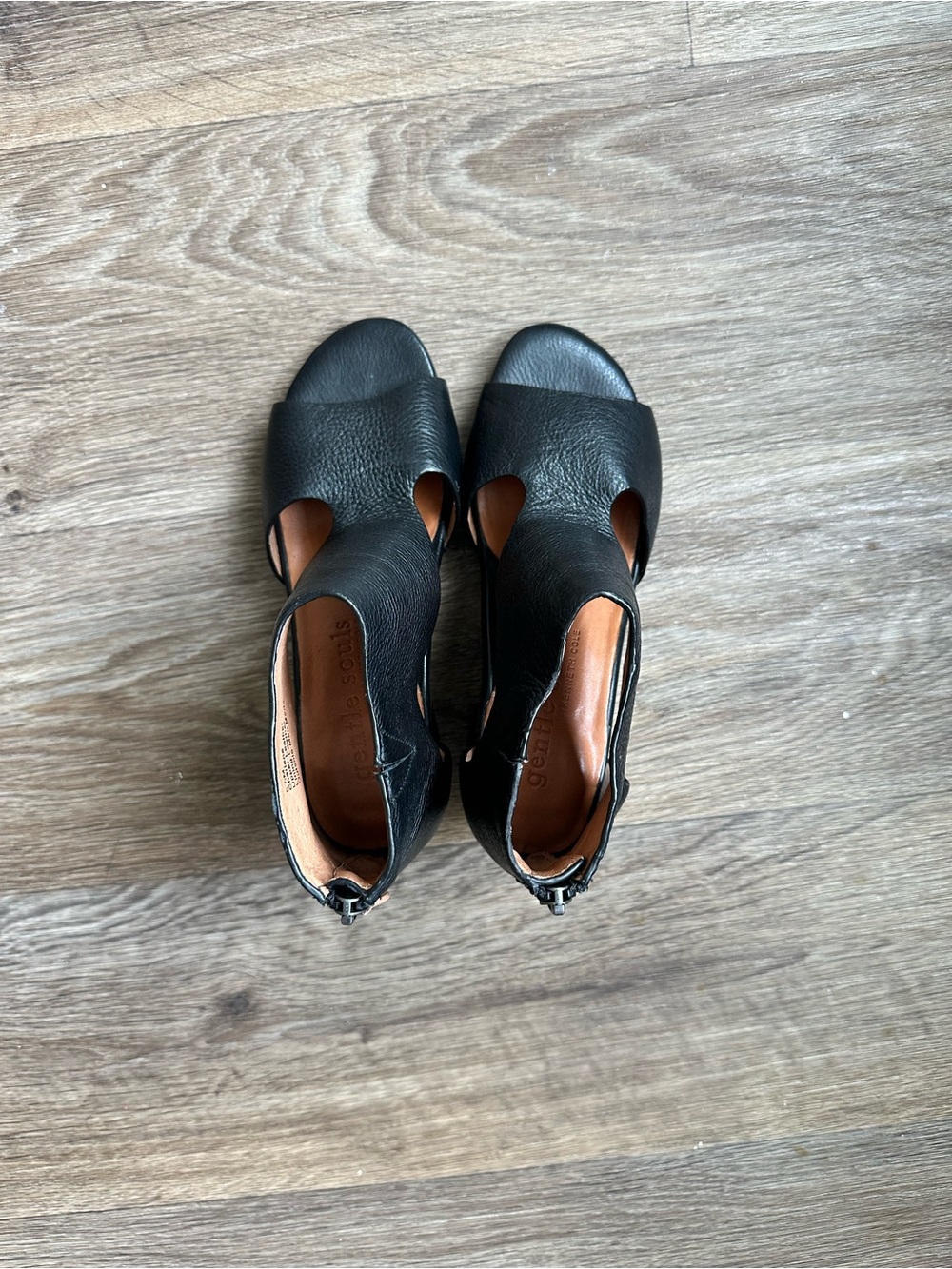 Kenneth Cole Black Leather Cutout Sandals Women’s Size 5.5 Low Heel Comfort Chic - Picture 4 of 9